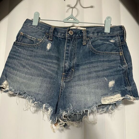 Hollister denim
Blue jean shorts , distressed hem , high rise - Picture 1 of 4